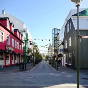 Gågata i Umeås centrum med butiker, färgglada fasader och vimplar